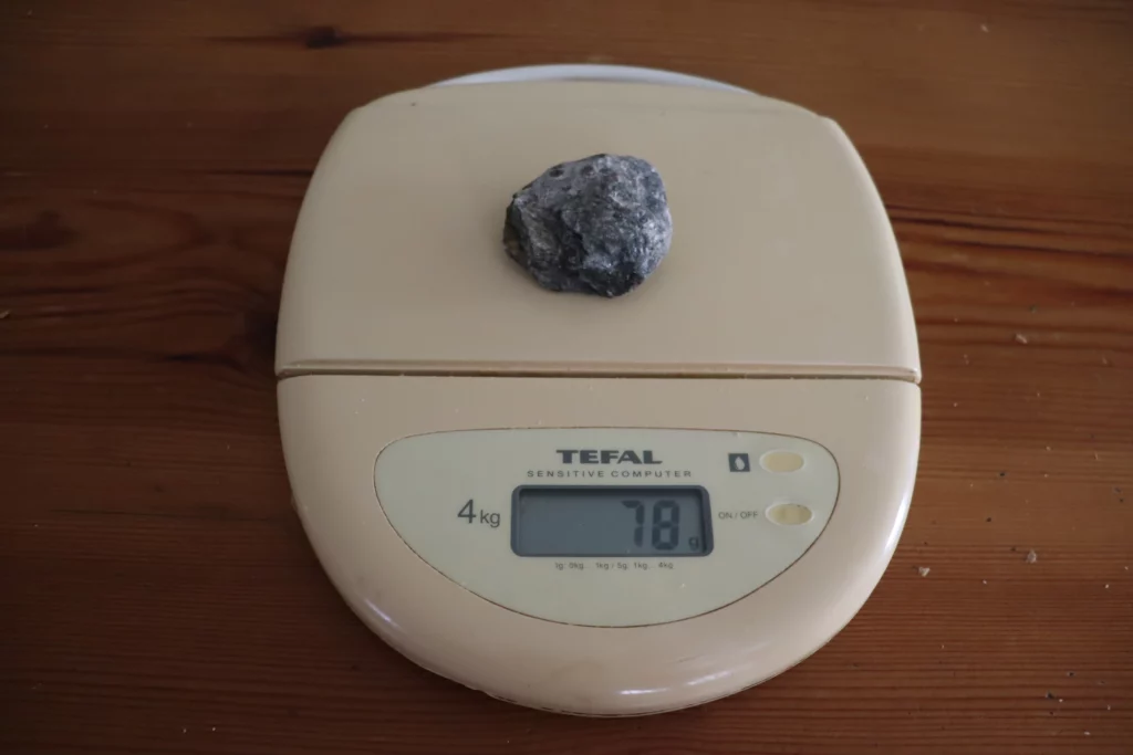 Pesata del campione di roccia in modo da ricavarne la massa